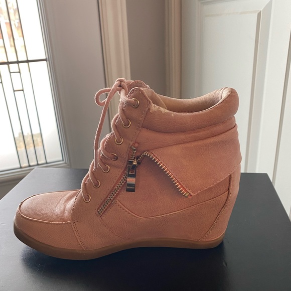 Top Moda - size 5 1/2 - hidden heel lace up sneaker - synthetic upper - Picture 11 of 16